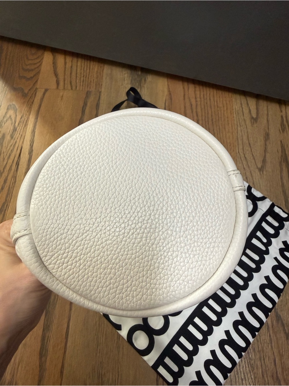 Marc Jacobs Small Leather Bucket Bag in Cream - Picture 6 of 7